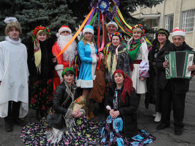 Від хати до хати ходили щедрувати… Від хати до хати ходили щедрувати…