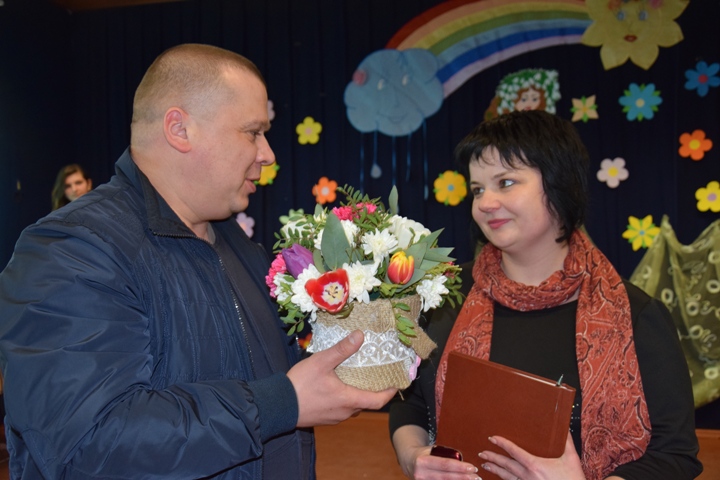Свято у 2-Б класі для мам,бабусь та дівчаток Свято у 2-Б класі для мам,бабусь та дівчаток