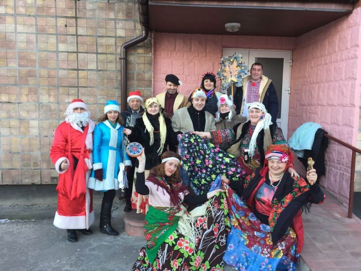 Від хати до хати ходили щедрувати... Від хати до хати ходили щедрувати...