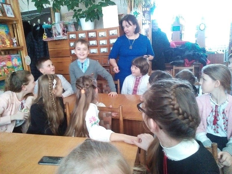Урок мови у 4-А класі пройшов в районній бібліотеці для дітей Урок мови у 4-А класі пройшов в районній бібліотеці для дітей