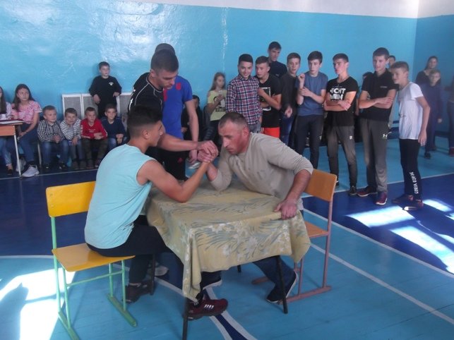 Спортивні змагання між старшокласниками та воїнами АТО Спортивні змагання між старшокласниками та воїнами АТО