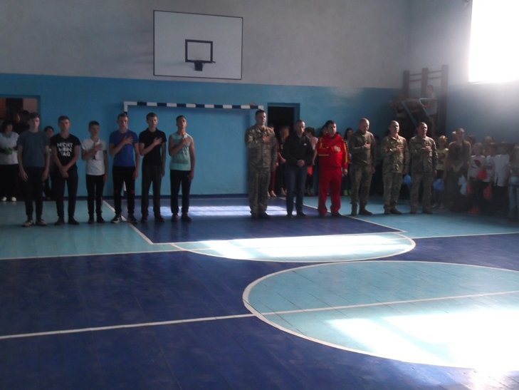 Спортивні змагання між старшокласниками та воїнами АТО Спортивні змагання між старшокласниками та воїнами АТО
