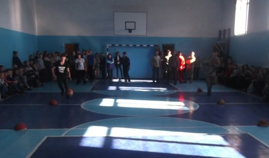 Спортивні змагання між старшокласниками та воїнами АТО Спортивні змагання між старшокласниками та воїнами АТО