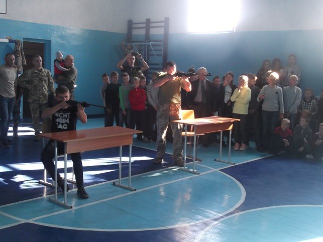 Спортивні змагання між старшокласниками та воїнами АТО Спортивні змагання між старшокласниками та воїнами АТО