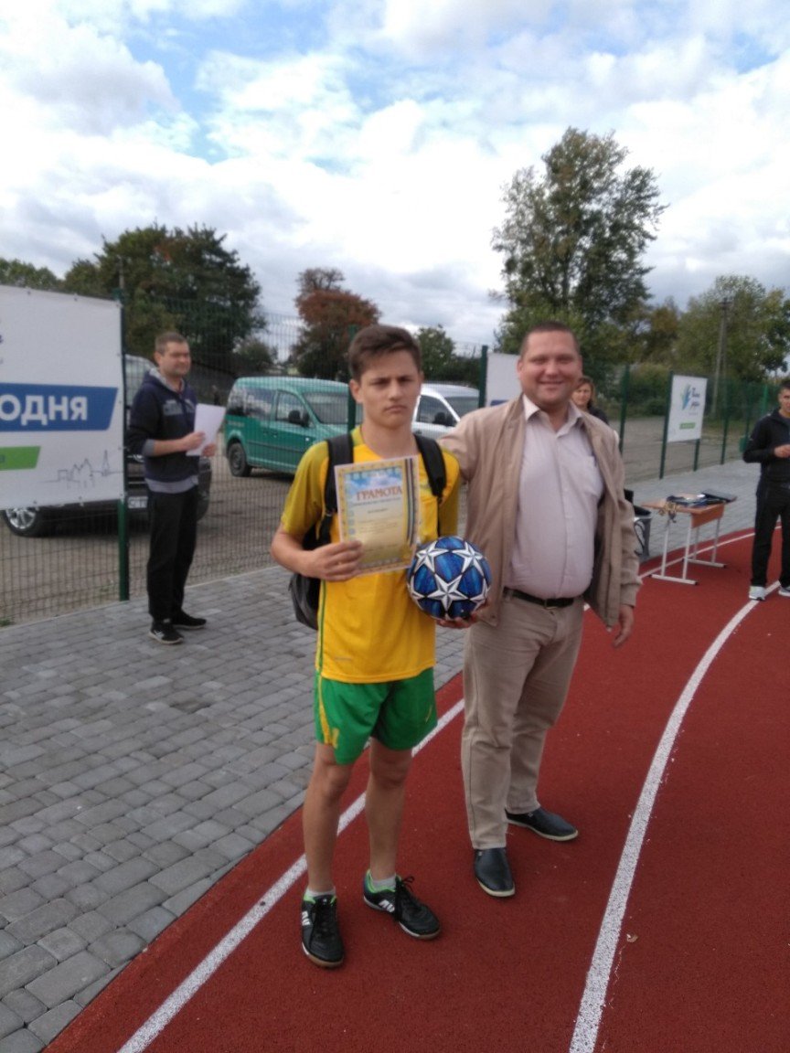 Школярі міста змагались на міському спортивному комплексі Школярі міста змагались на міському спортивному комплексі