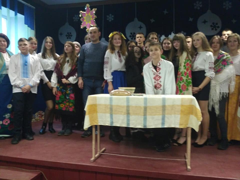 Різдвяна атмосфера на сцені школи Різдвяна атмосфера на сцені школи