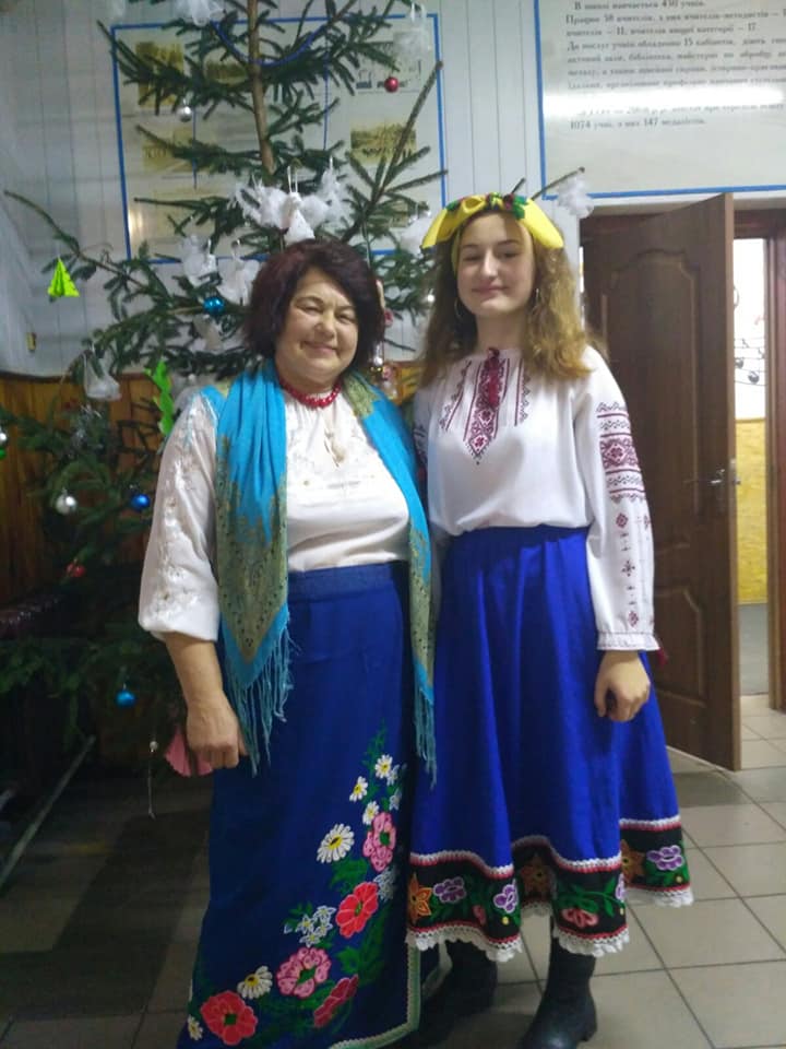 Різдвяна атмосфера на сцені школи Різдвяна атмосфера на сцені школи
