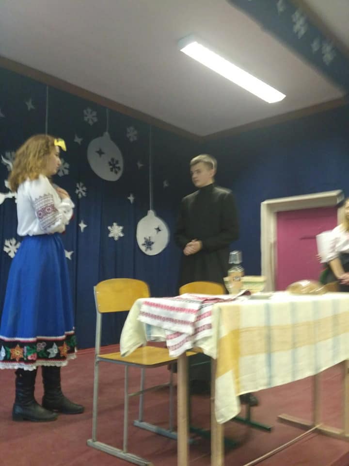 Різдвяна атмосфера на сцені школи Різдвяна атмосфера на сцені школи