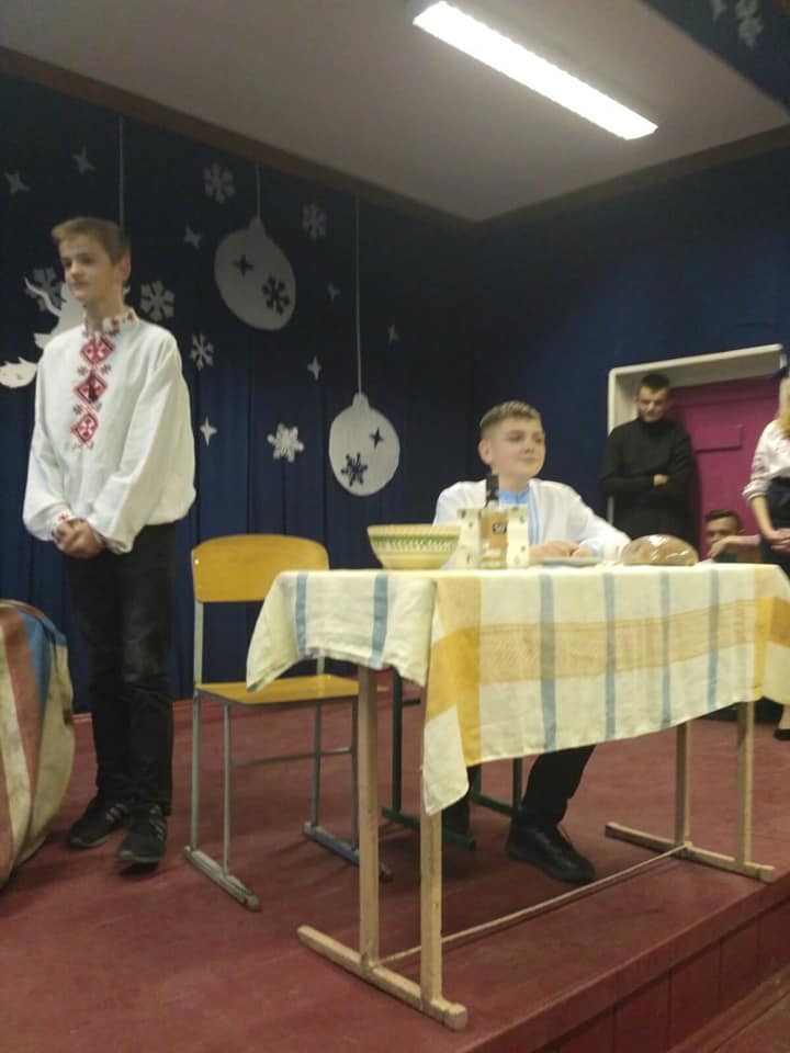 Різдвяна атмосфера на сцені школи Різдвяна атмосфера на сцені школи