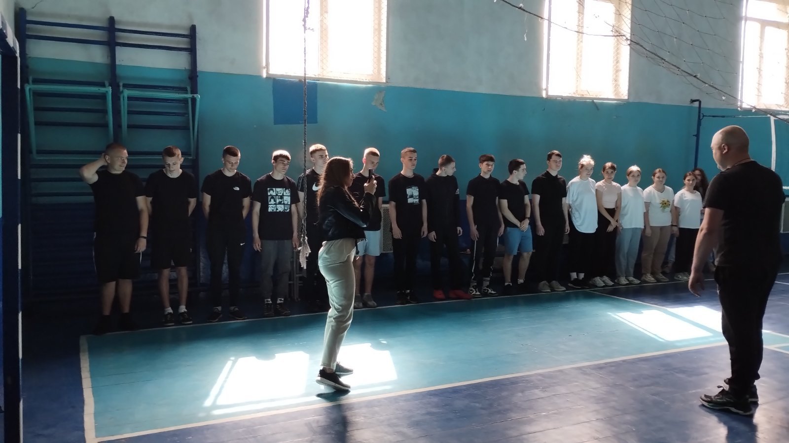 Десятикласники демонстрували як вчитися грати у волейбол Десятикласники демонстрували як вчитися грати у волейбол