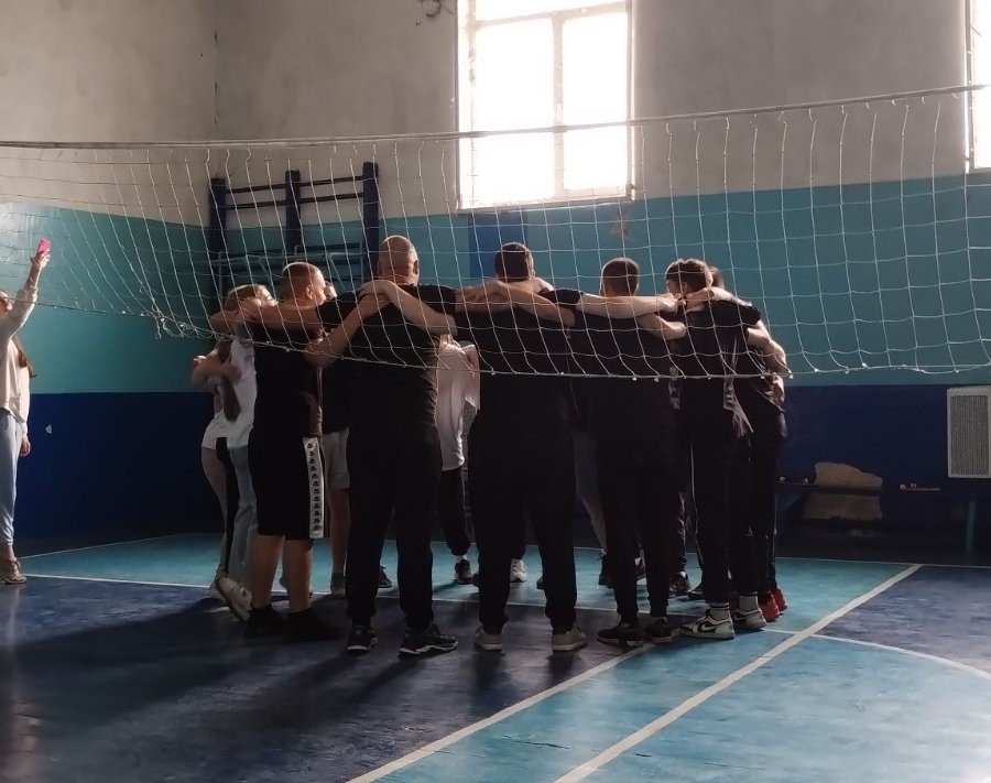 Десятикласники демонстрували як вчитися грати у волейбол Десятикласники демонстрували як вчитися грати у волейбол