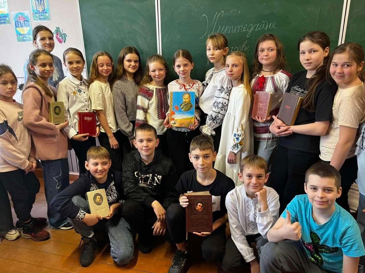 П'ятикласники декламували поезії Шевченка П'ятикласники декламували поезії Шевченка